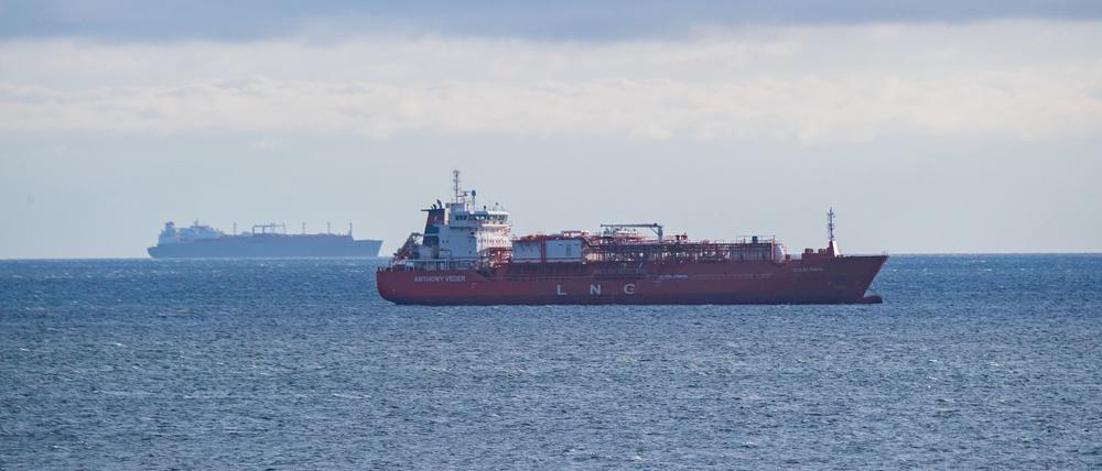 Der LNG-Shuttle-Tanker „Coral Favia“ liegt vor der Hafenstadt vor Anker. 