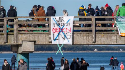 Auf Rügen wird seit Monaten gegen das LNG-Terminal protestiert.
