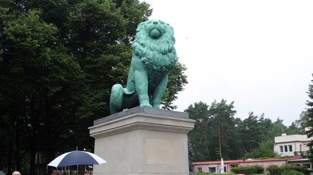Der Flensburger Löwe in Berlin-Wannsee steht nach seiner Restaurierung wieder auf seinem Sockel. 