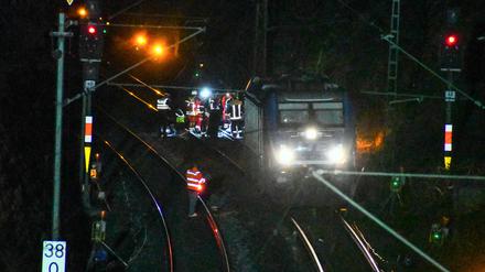 Rettungskräfte stehen auf der Bahnstrecke zwischen Nürnberg und Regensburg auf den Gleisen. Ein Bahn-Mitarbeiter ist bei Rodungsarbeiten ums Leben gekommen, als er von einer einzeln fahrenden Lokomotive erfasst wurde. Ein weiterer sei schwerst verletzt worden, teilte das Polizeipräsidium Oberpfalz mit. 