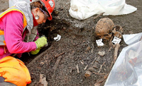 London: Eine Archäologin legt Skelette frei. Mitten in der Hauptstadt von England ist ein Friedhof aus der Zeit der Pest gefunden worden.