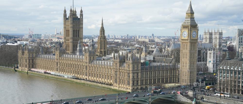 Blick auf London mit dem Big Ben (M), dem Palace of Westminster  (M,l, Sitz des britischen Parlaments) und der Themse.