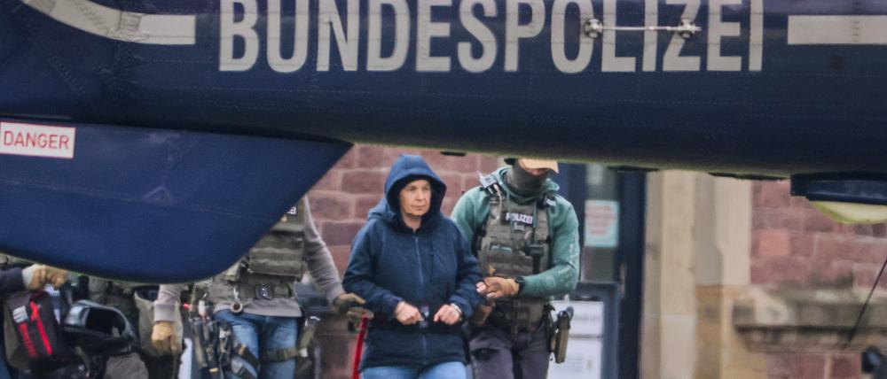 Daniela Klette wird Anfang März von Bundespolizisten nach Karlsruhe gebracht.