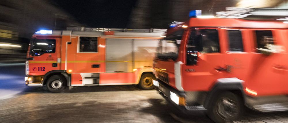 Löschfahrzeuge der Berliner Feuerwehr beim Ausrücken aus der Feuerwache. Symbolbild