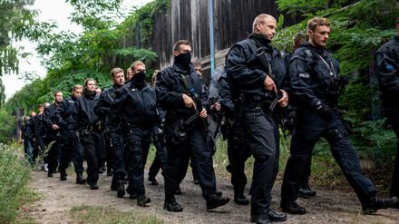 Polizisten an der südlichen Landesgrenze von Berlin auf der Jagd nach der vermeintlichen Löwin.