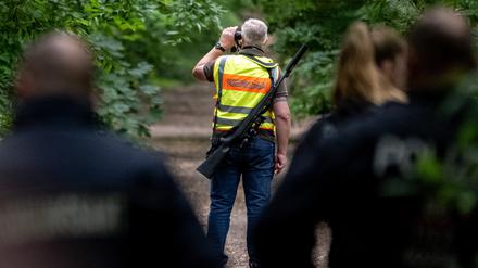 Spezialkräfte durchsuchen im Bereich der südlichen Landesgrenze von Berlin den Wald nach einem gefährlichen Wildtier.