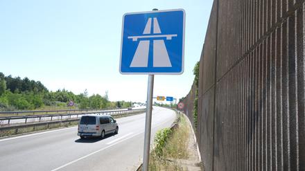 Ein Schild mit dem Symbol ·Autobahn· steht am Ortsausgang Leipzigs an der A72. (Symbolbild).