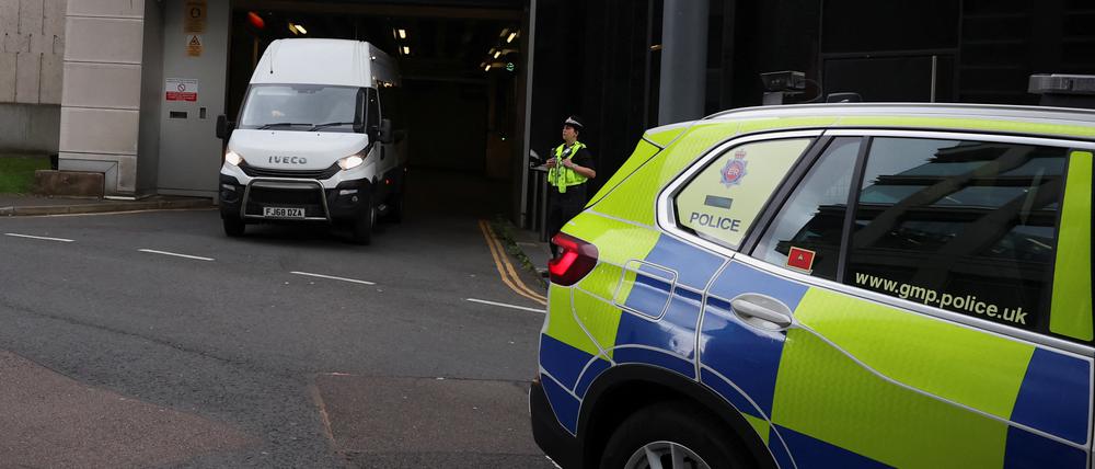 Ein Lieferwagen, von dem angenommen wird, dass er die verurteilte Krankenhauskrankenschwester Lucy Letby transportiert, verlässt das Manchester Crown Court in Manchester am 21. August 2023. 