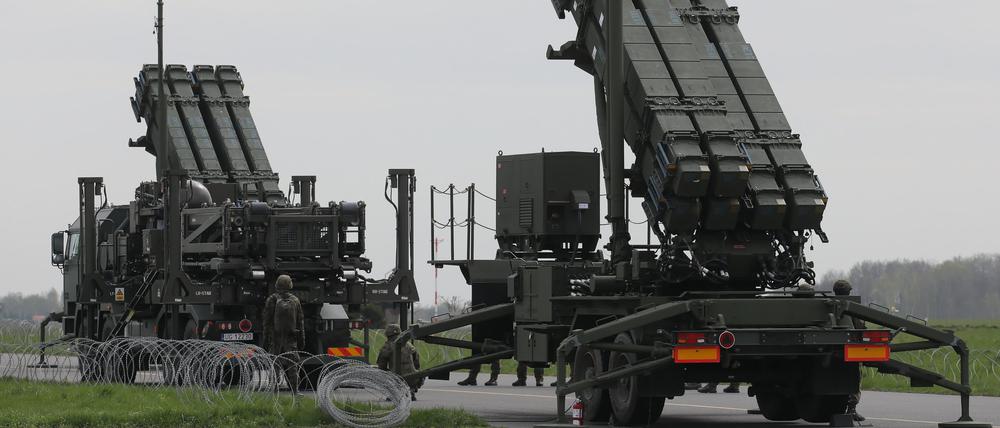 Bodengestützte Flugabwehrraketen-Systeme vom Typ «Patriot» sind anlässlich einer Pressekonferenz auf dem Flughafen Warschau-Radom zu sehen. 