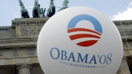 Luftballon mit Obama-Schriftzug vor Brandenburger Tor