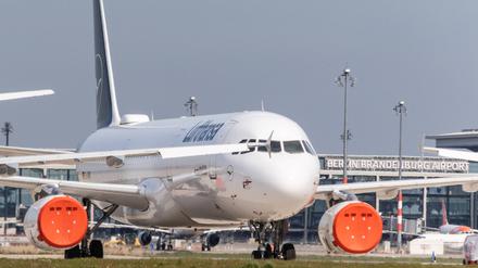 Lufthansa parkt Flugzeuge am Hauptstadtflughafen Berlin-Brandenburg (BER).