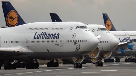 Lufthansa-Jets vom Typ Boeing 747 stehen auf der Landebahn Nordwest des Flughafens Frankfurt. 