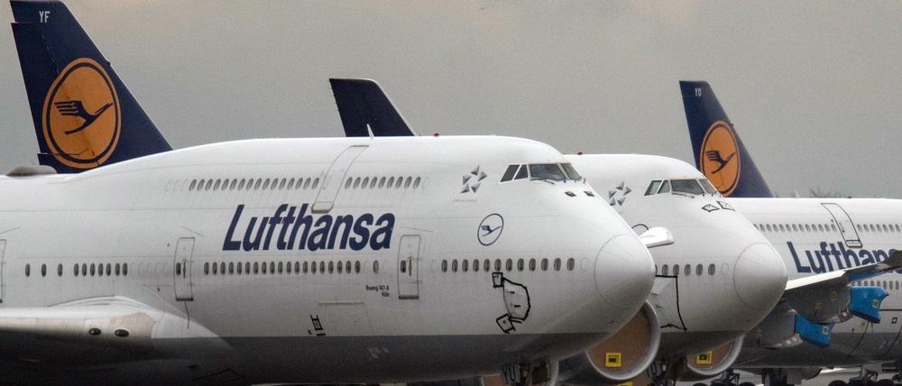 Lufthansa-Jets vom Typ Boeing 747 stehen 2020 auf der Landebahn Nordwest des Flughafens Frankfurt. Lufthansa hat im dritten Quartal einen Rekordumsatz erreicht.