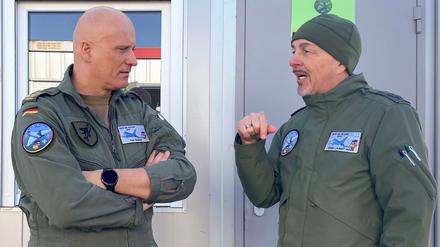 Luftwaffen-Chef Ingo Gerhartz (links) hat am Sonnabend in Lettland die Eurofighter-Crew unter Leitung von Oberstleutnant Swen Jacob besucht.
