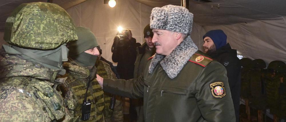Lukaschenko hat nach offiziellen Angaben die gemeinsame russisch-belarussische Truppe im Land inspiziert.