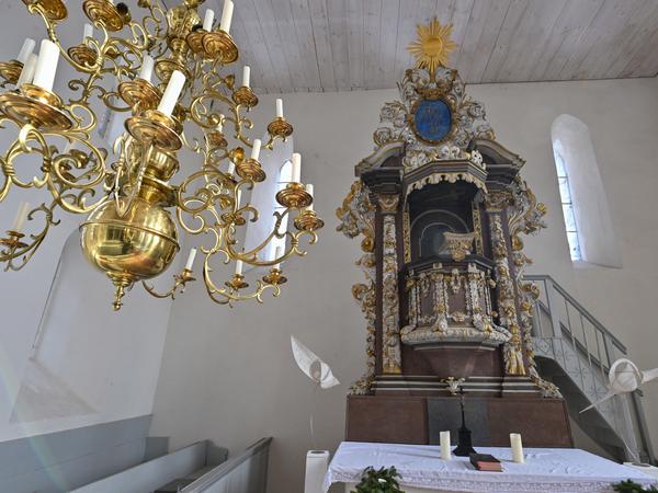 Ein goldener Kronleuchter schmückt die Lunower Kirche mit dem Altar. 