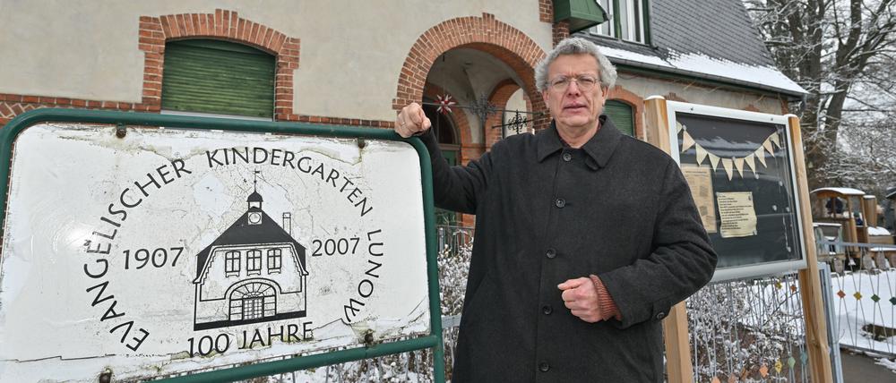Thomas Berg, Pfarrer, steht vor dem Evangelischen Kindergarten Lunow.
