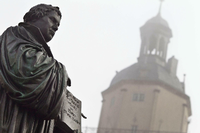 Das gusseiserne Denkmal für den deutschen Reformator Martin Luther auf dem Marktplatz der Lutherstadt Wittenberg.