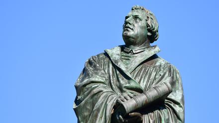 Ein Relief aus Bronze des Reformators Martin Luther steht in Worms.