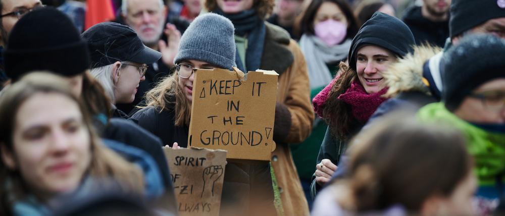 14.01.2023, Berlin: «Keep in the Ground» steht auf einem Plakat, das eine Demonstrantin hält. Über 300 Personen nehmen an der Demonstration gegen die Räumung Lützeraths auf dem Hermannplatz teil. Foto: Annette Riedl/dpa +++ dpa-Bildfunk +++