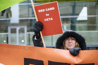 Demonstranten protestieren am Dienstag in Luxemburg gegen das Ceta-Abkommen.