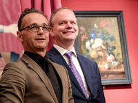 Außenminister Heiko Maas und Eike Dieter Schmidt, Direktor der Uffizien, vor dem Gemälde "Vaso di Fiori" (Blumenvase) von Jan van Huysum.