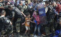 Im Niemandsland zwischen Mazedonien und Griechenland sitzen zurzeit mehr als 3000 Flüchtlinge fest.