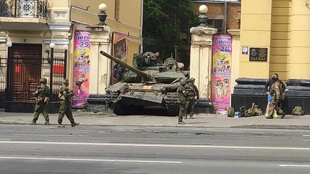 Auf dieser Videoaufnahme steht ein gepanzertes russisches Fahrzeug in einer Straße in Rostow am Don. 
