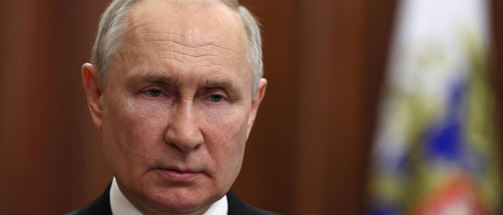 Dieses von der staatlichen russischen Nachrichtenagentur Sputnik via AP veröffentlichte Foto zeigt Wladimir Putin, Präsident von Russland, während einer Ansprache an die Nation. 