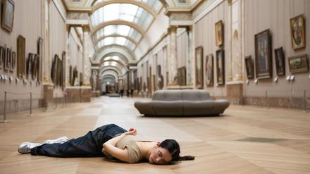 Gleich wird sie lebendig. Anne Teresa De Keersmaekers Choreografie im Denon-Flügel des Louvre.