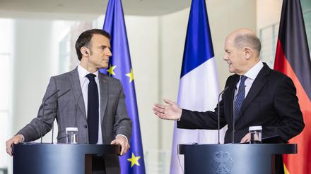 Emmanuel Macron (l), Präsident von Frankreich, und Bundeskanzler Olaf Scholz (SPD) äußern sich bei einem Pressestatement nach einem gemeinsamen Gespräch im Bundeskanzleramt. (Archivbild)