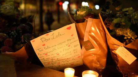 Paris: Kerzen, Blumen und Botschaften stehen am Fuße eines Hauses,  nachdem eine 12-jährigen Schülerin tot in einem Koffer aufgefunden wurde.