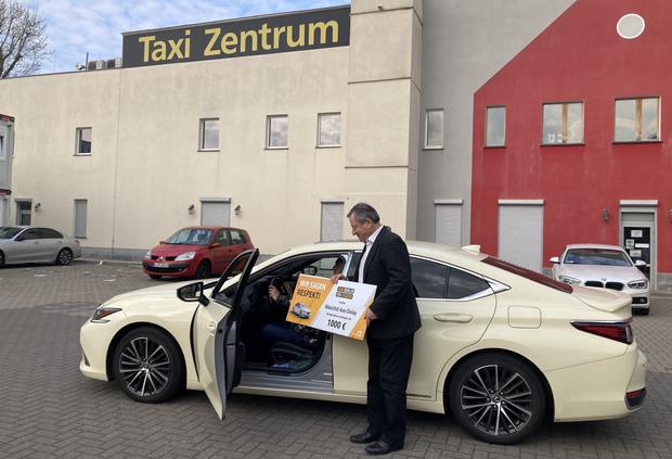 Für Madjid A. gab es als Ersatz für den Verdienstausfall vom Taxi-Berlin-Verbandschef Hermann Waldner eine Prämie.