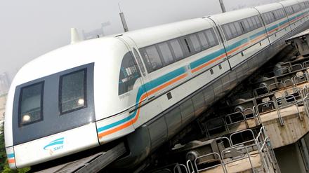 Ein Transrapid fährt in die Station Longyang in Schanghai ein. In China fährt schon länger eine Magnetschwebebahn.