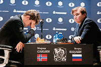 Für Magnus Carlsen (links) läuft das Duell mit Sergey Karjakin schwerer als erwartet.