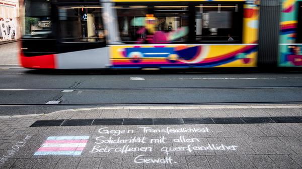Mahnwache nach einem Angriff auf eine Transfrau in einer Bremer Straßenbahn.
