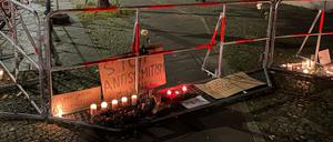 Brennende Kerzen stehen vor Schildern mit der Aufschrift «Stop Antisemitismus» an dem abgesperrten Bürgersteig vor dem jüdischen Gemeindezentrum an der Brunnenstraße nach dem versuchten Brandanschlag in der Nacht zum 18. Oktober 2023 auf die Synagoge in dem Gebäudekomplex.