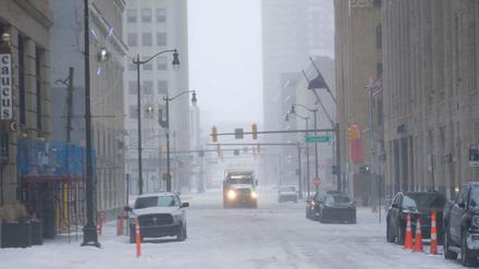 Schneeräumfahrzeuge versuchen, die Straßen in der Innenstadt von Detroit zu räumen. 