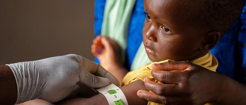 Ein kleiner Junge wird in Malawi von einem Arzt untersucht. 