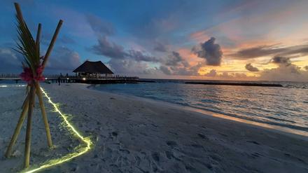 Sonnenuntergang am Strand von Bandos, einer privaten Insel nahe Male, dem Zentrum der Malediven.  