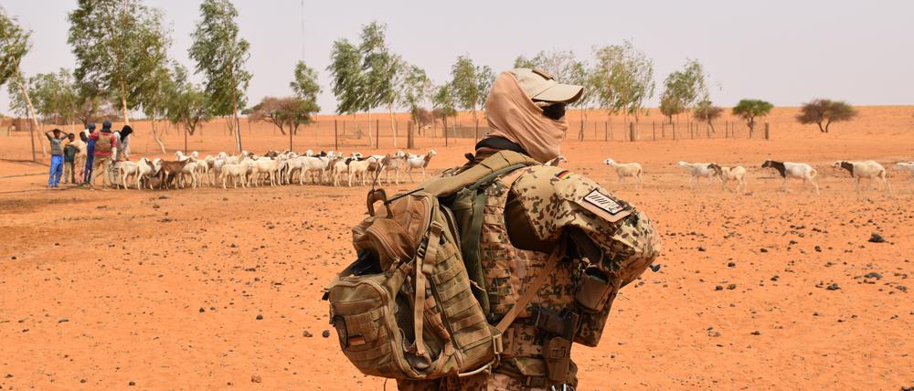 Ein Bundeswehrsoldat sichert die Umgebung in Norden Malis - der vorzeitige deutsche Abzug dürfte nun noch einmal vorverlegt werden.