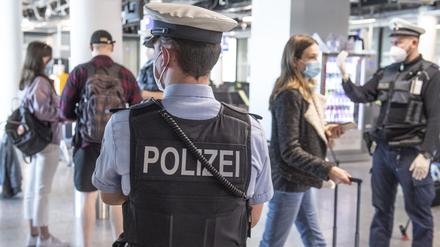 Die Bundespolizei kontrolliert Reisende, hier am Flughafen Frankfurt. 