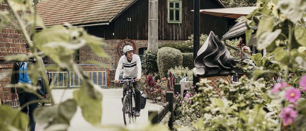 Europe, Germany, Brandenburg, Spreewald, Luebbenau, bike trail between the villages Leipe and Lehde. Rider: Kai Röger.