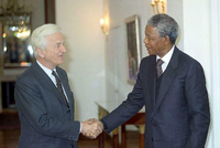Nur fünf Monate nach seiner Freilassung besuchte Nelson Mandela erstmals Deutschland - und traf in Bonn auch den damaligen Bundespräsidenten Richard von Weizsäcker.
