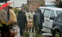 Die sterblichen Überreste von drei Kindern Nelson Mandelas sind am Donnerstag wieder in dessen Heimatdorf Qunu beigesetzt worden.