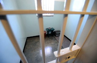 Nelson Mandelas Zelle auf der Gefängnisinsel Robben Island vor Kapstadt, Südafrika - kaum groß genug, um darin ausgestreckt zu schlafen.