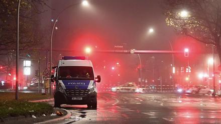 Ein Mann hat am Montag in Berlin seine Ex-Partnerin angegriffen und schwer verletzt. 