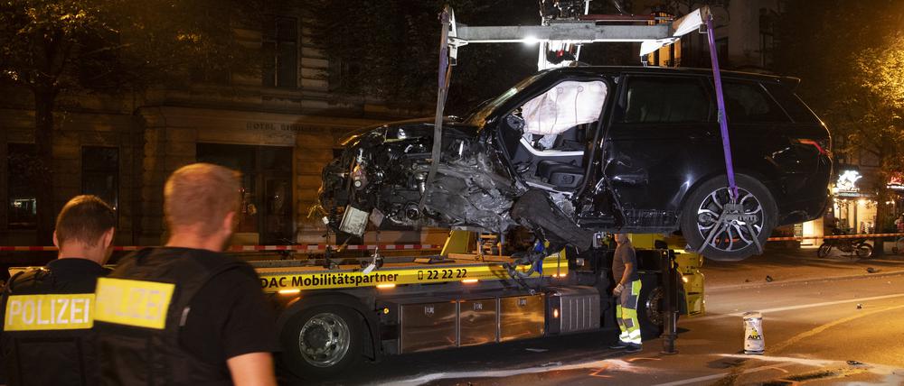 Das zerstörte Auto wurde am späten Abend auf der Yorckstraße abtransportiert.