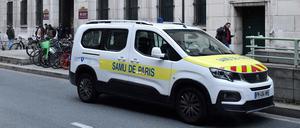Das Auto eines Pariser Notarztes parkt in der Nähe des Eingangs der Medizinischen Universität Paris-Cité. Nach einer Spontangeburt auf einem Bürgersteig bei Paris hat die glückliche Mutter ihrem Sohn den Namen des algerischen Feuerwehrmannes gegeben, der ihr mit kühlem Kopf bei der Geburt geholfen hat. 