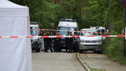 Polizisten sichern den Tatort in Gatow ab. I